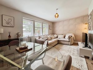 Lounge Diner- click for photo gallery